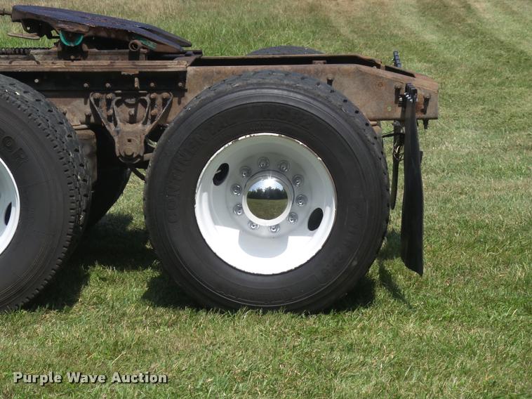 image for item K7526 2004 Mack CX613 semi truck