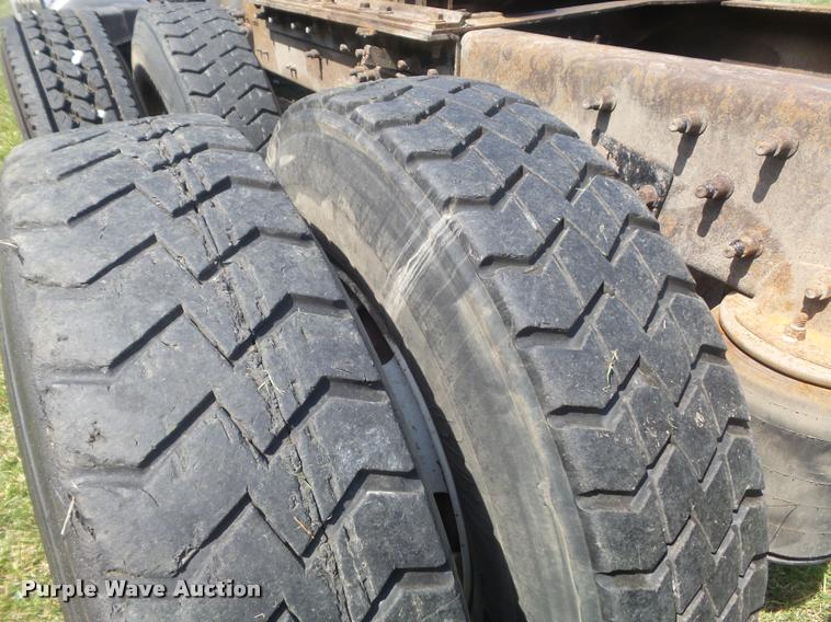 image for item K7526 2004 Mack CX613 semi truck