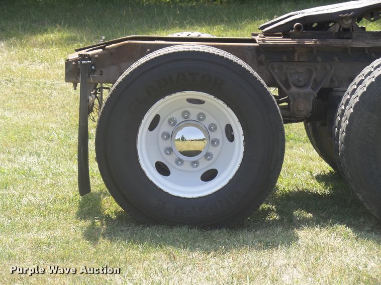 image for item K7526 2004 Mack CX613 semi truck