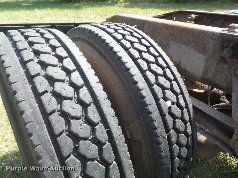 image for item K7526 2004 Mack CX613 semi truck