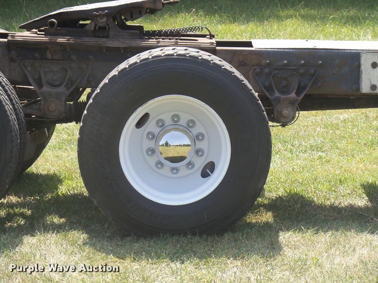 image for item K7526 2004 Mack CX613 semi truck