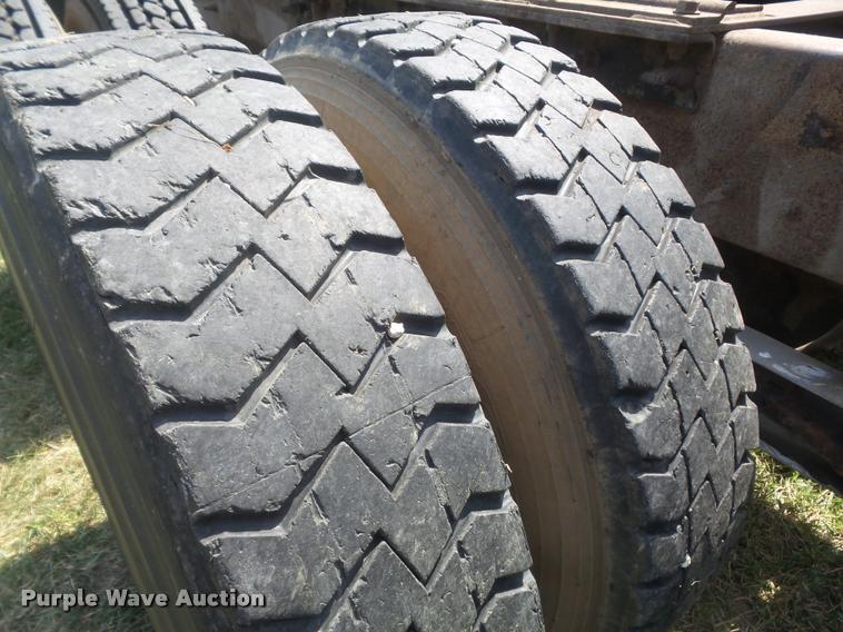 image for item K7526 2004 Mack CX613 semi truck