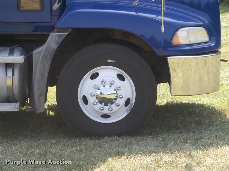 image for item K7526 2004 Mack CX613 semi truck