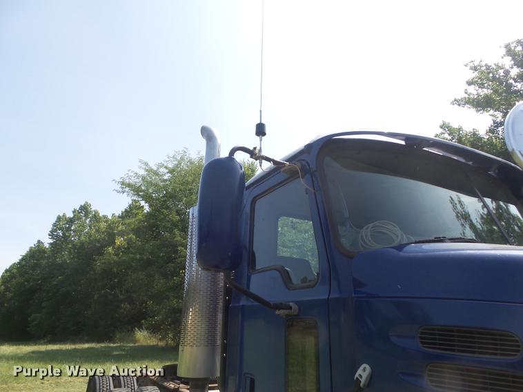 image for item K7526 2004 Mack CX613 semi truck