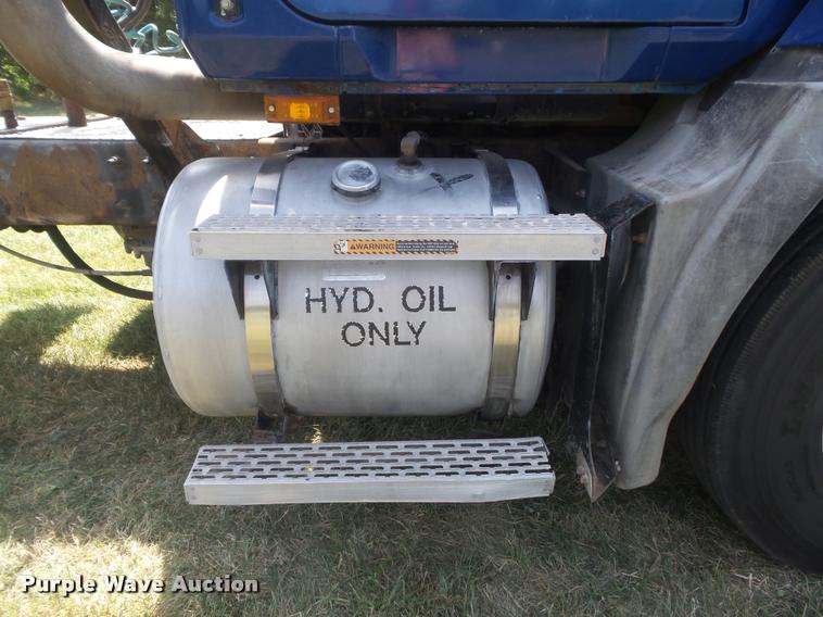 image for item K7526 2004 Mack CX613 semi truck