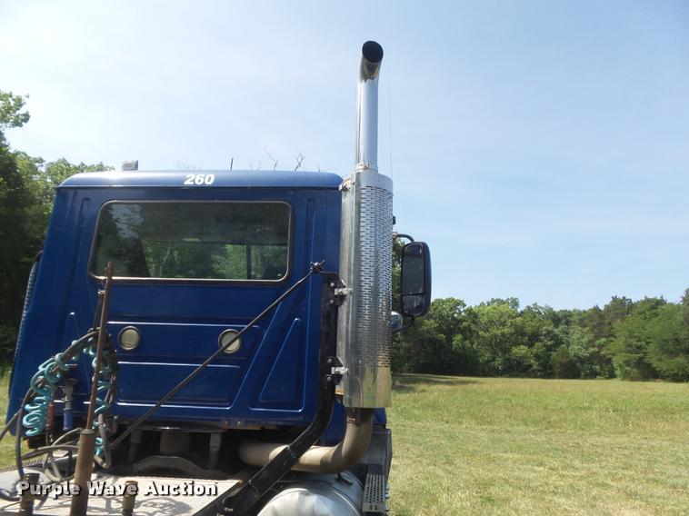 image for item K7526 2004 Mack CX613 semi truck