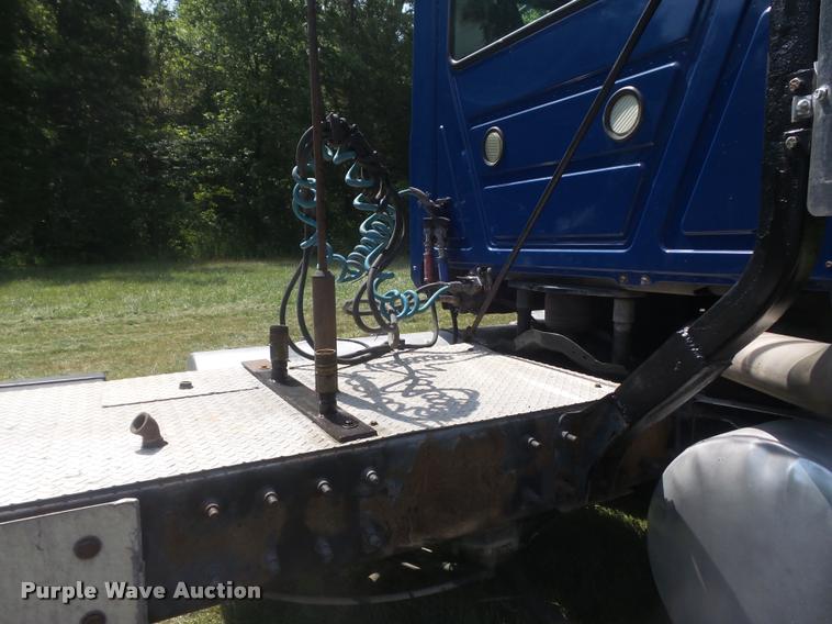 image for item K7526 2004 Mack CX613 semi truck