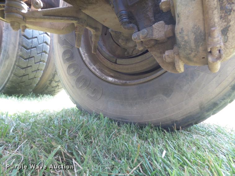 image for item K7526 2004 Mack CX613 semi truck