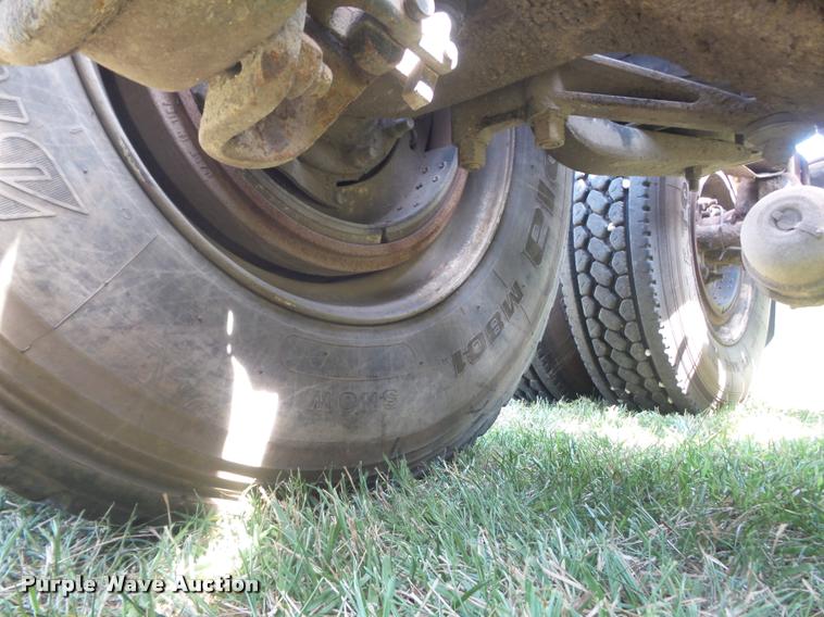 image for item K7526 2004 Mack CX613 semi truck