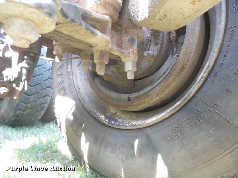 image for item K7526 2004 Mack CX613 semi truck