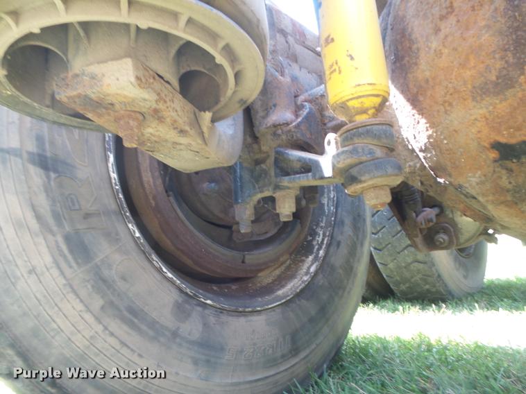 image for item K7526 2004 Mack CX613 semi truck