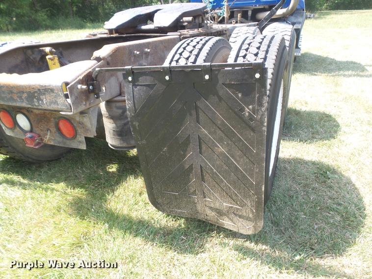 image for item K7526 2004 Mack CX613 semi truck