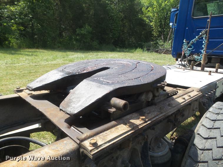 image for item K7526 2004 Mack CX613 semi truck