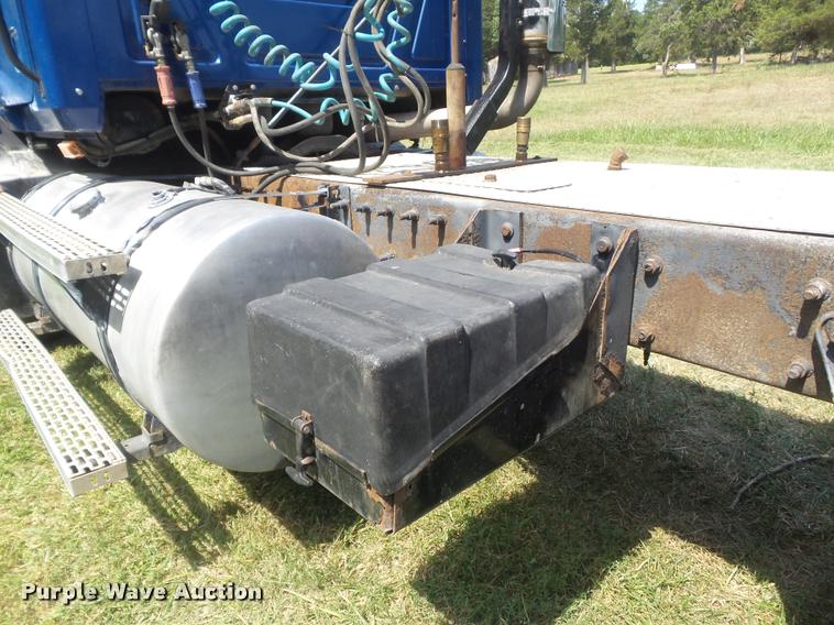 image for item K7526 2004 Mack CX613 semi truck