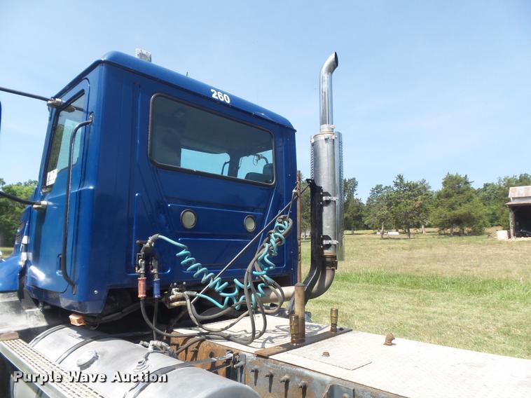 image for item K7526 2004 Mack CX613 semi truck