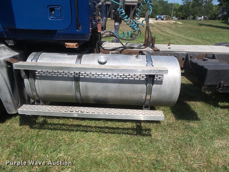 image for item K7526 2004 Mack CX613 semi truck