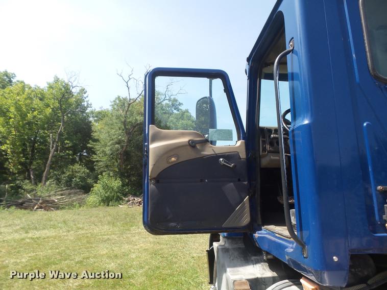 image for item K7526 2004 Mack CX613 semi truck