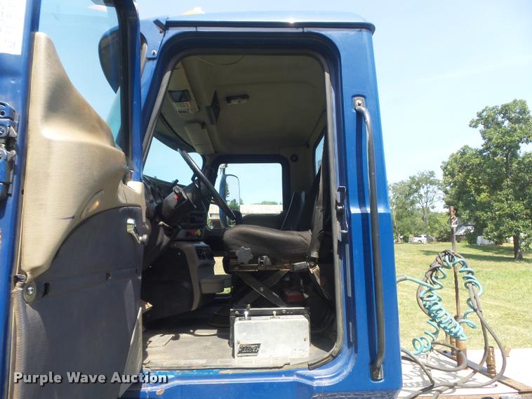 image for item K7526 2004 Mack CX613 semi truck