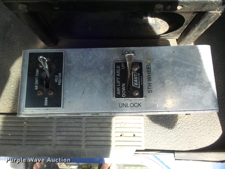 image for item K7526 2004 Mack CX613 semi truck