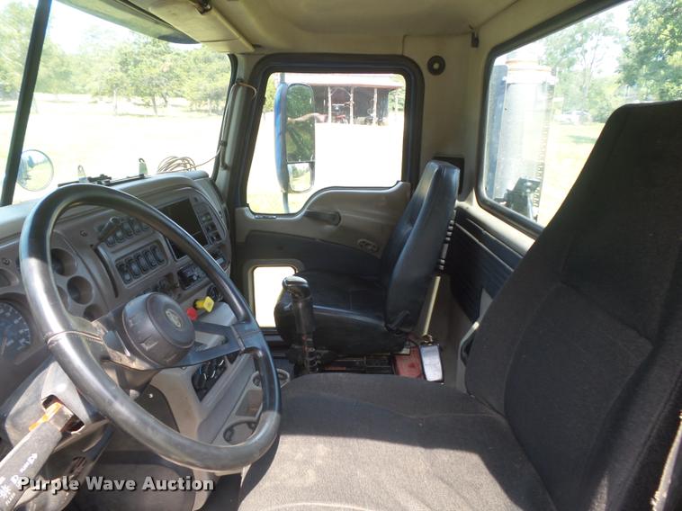 image for item K7526 2004 Mack CX613 semi truck