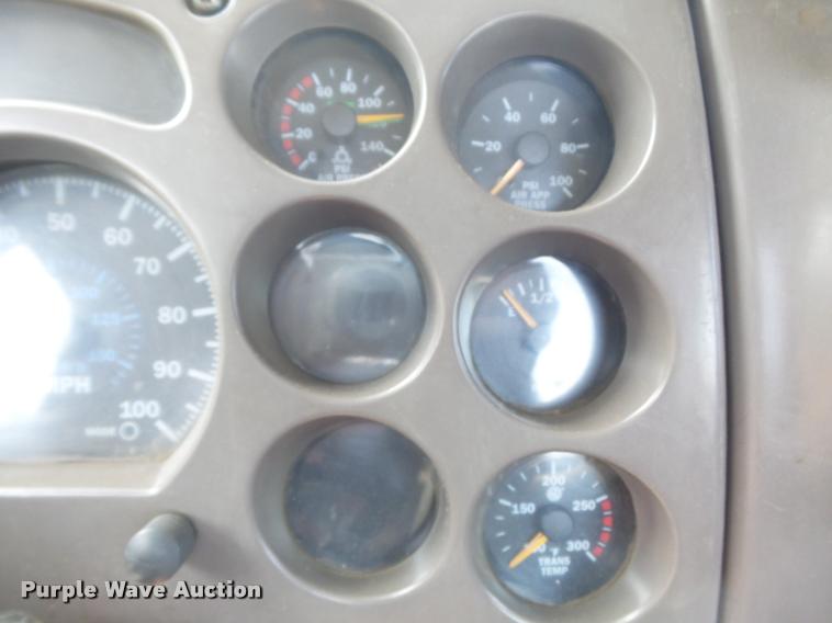 image for item K7526 2004 Mack CX613 semi truck