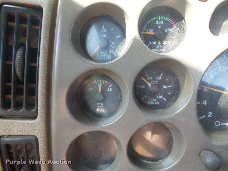 image for item K7526 2004 Mack CX613 semi truck