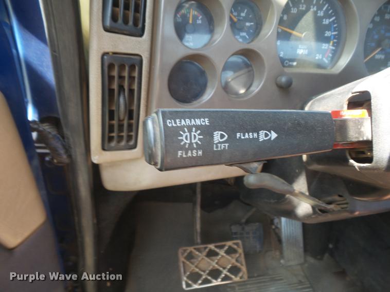 image for item K7526 2004 Mack CX613 semi truck