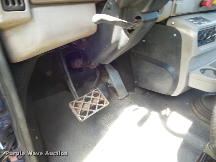 image for item K7526 2004 Mack CX613 semi truck