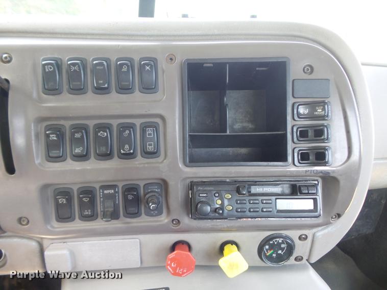 image for item K7526 2004 Mack CX613 semi truck