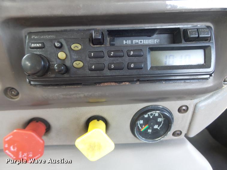 image for item K7526 2004 Mack CX613 semi truck