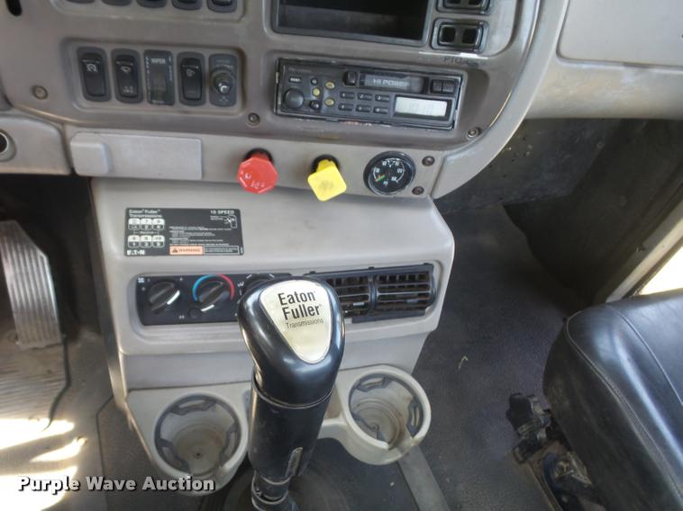 image for item K7526 2004 Mack CX613 semi truck