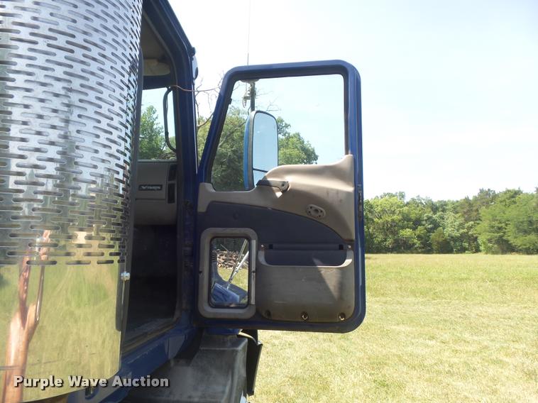 image for item K7526 2004 Mack CX613 semi truck