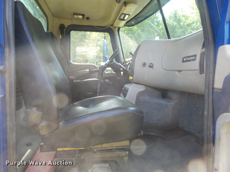 image for item K7526 2004 Mack CX613 semi truck