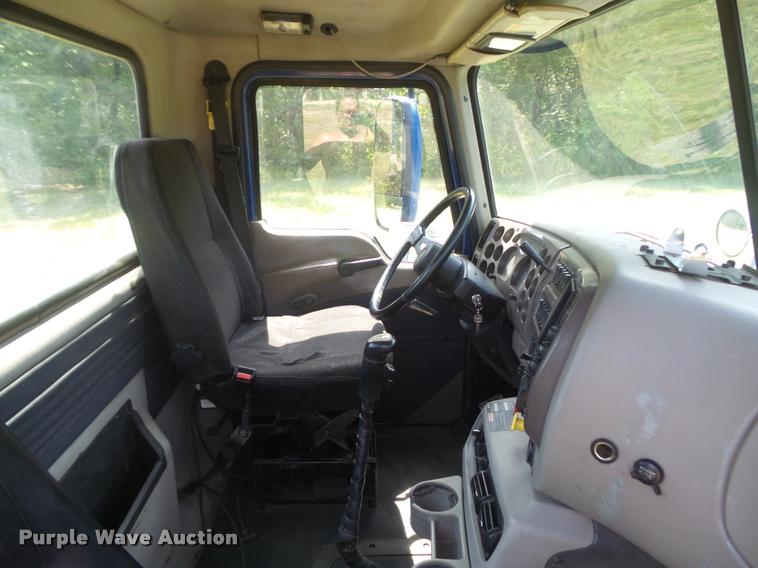 image for item K7526 2004 Mack CX613 semi truck