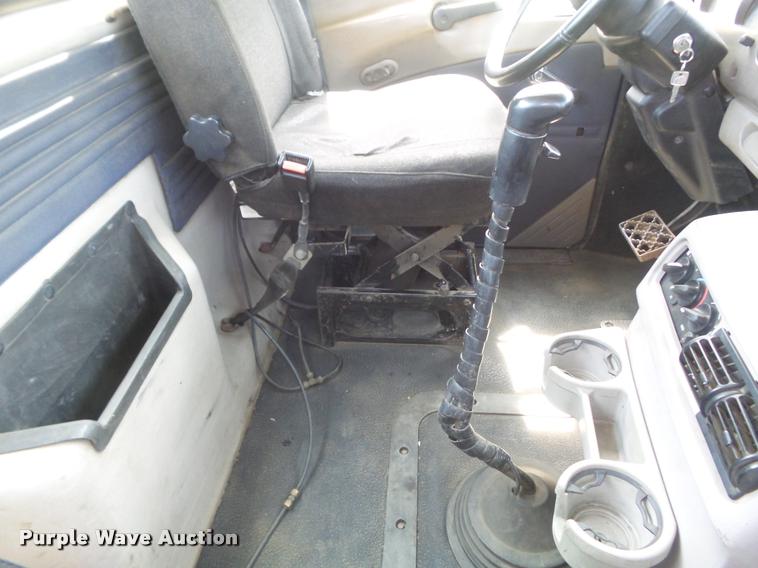 image for item K7526 2004 Mack CX613 semi truck