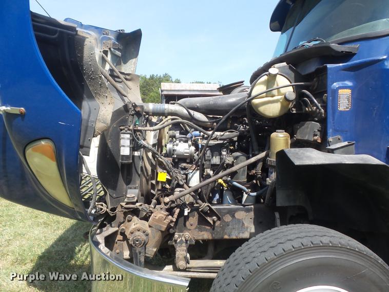 image for item K7526 2004 Mack CX613 semi truck