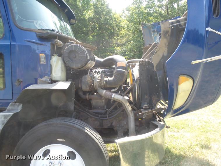 image for item K7526 2004 Mack CX613 semi truck