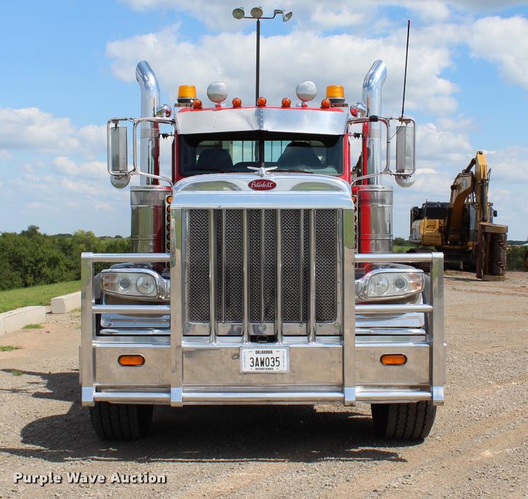 image for item L1921 2013 Peterbilt 389 semi truck