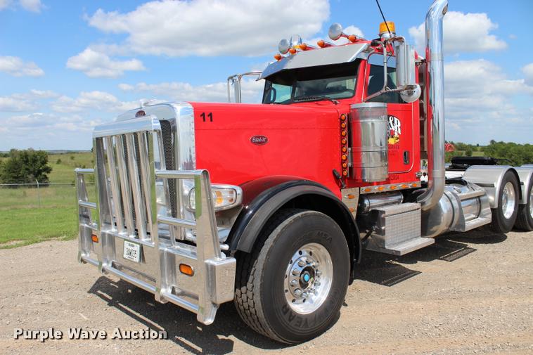 image for item L1921 2013 Peterbilt 389 semi truck