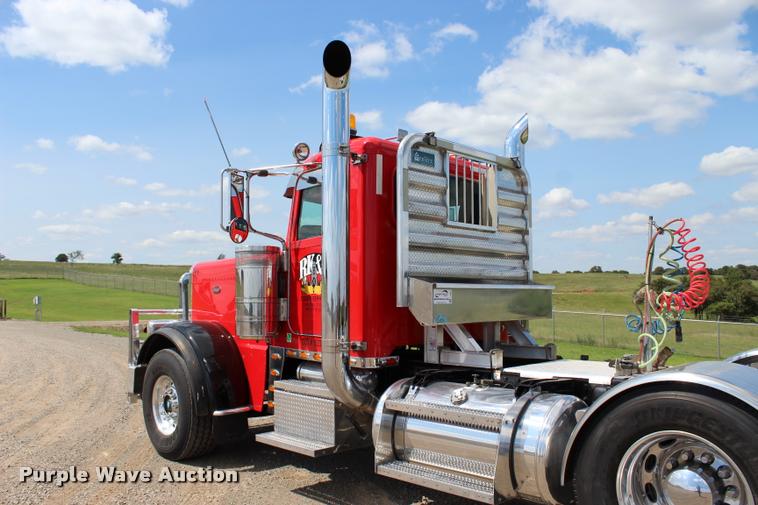 image for item L1921 2013 Peterbilt 389 semi truck