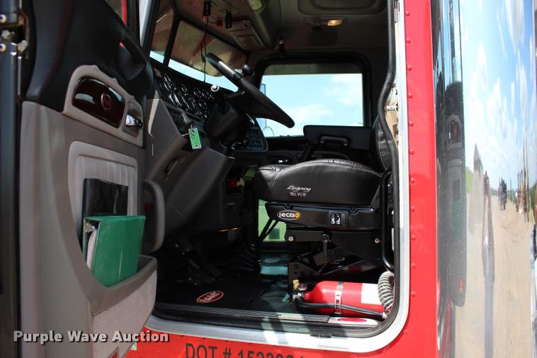 image for item L1921 2013 Peterbilt 389 semi truck