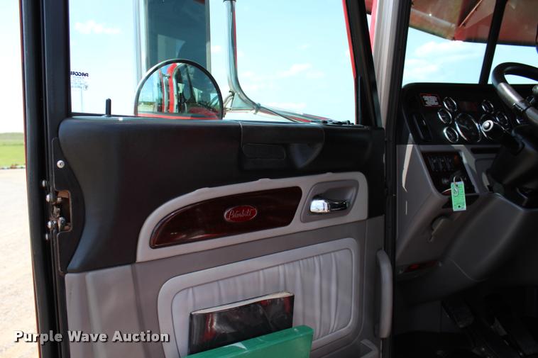 image for item L1921 2013 Peterbilt 389 semi truck