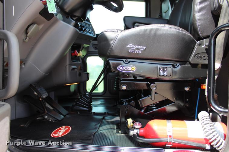 image for item L1921 2013 Peterbilt 389 semi truck