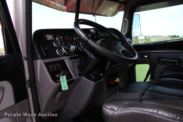 image for item L1921 2013 Peterbilt 389 semi truck