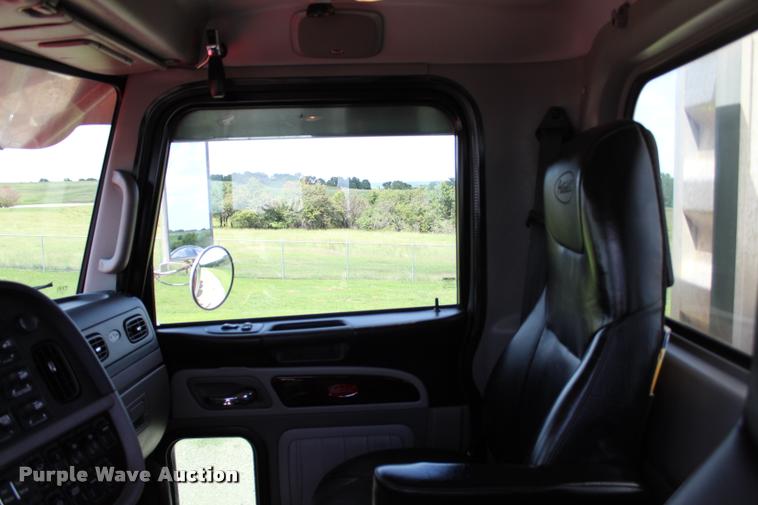 image for item L1921 2013 Peterbilt 389 semi truck