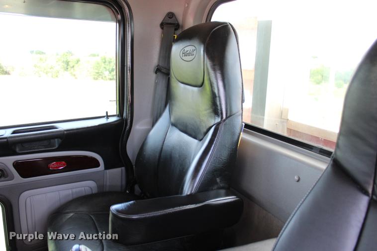 image for item L1921 2013 Peterbilt 389 semi truck