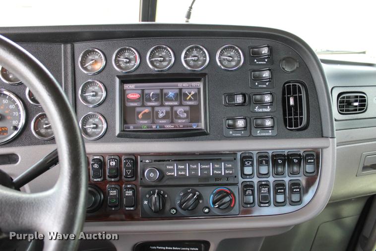 image for item L1921 2013 Peterbilt 389 semi truck