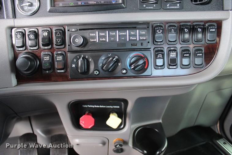 image for item L1921 2013 Peterbilt 389 semi truck