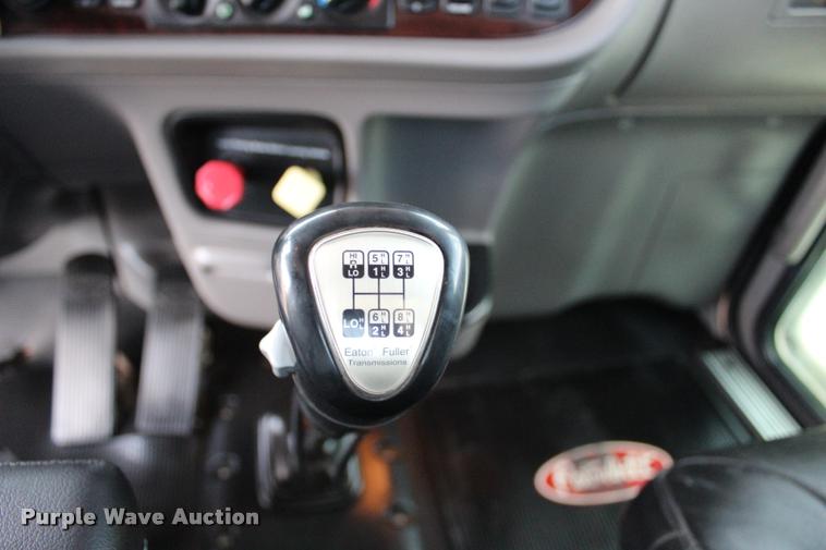 image for item L1921 2013 Peterbilt 389 semi truck