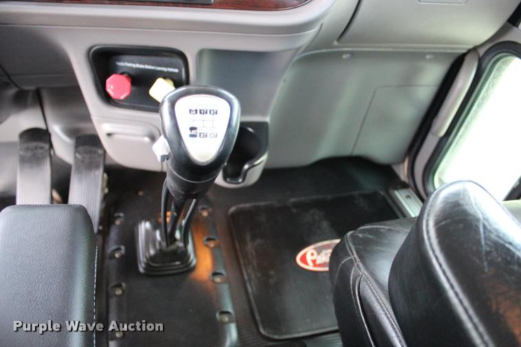 image for item L1921 2013 Peterbilt 389 semi truck